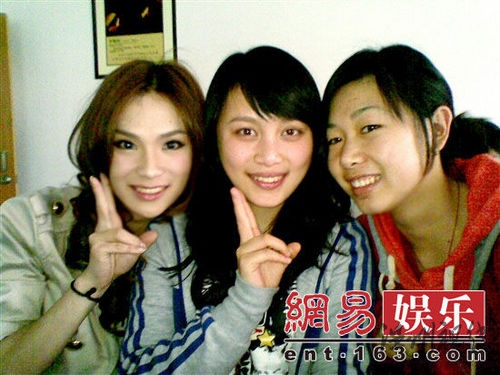 刘著(左一)称自己喜欢和闺蜜一起逛街。