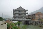 浙江温岭村民将房子盖在桥上 称可节约土地
