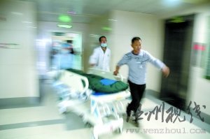 5月12日,陕西汉中3201医院的医护人员推着一名受伤儿童准备进行抢救。新华社发(伍天昌 摄)