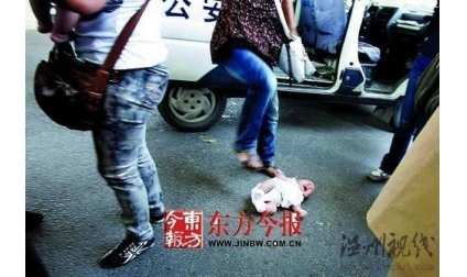 郑州街头2名女子偷手机被抓 猛踹怀中婴儿