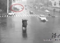 骑车男子信河街被撞腾空2米 肇事奔驰轿车逃逸