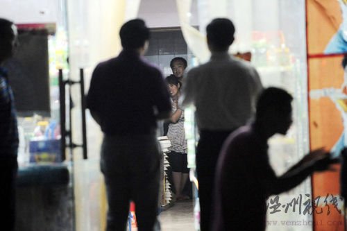 郑州一名男子劫持人质与警方对峙