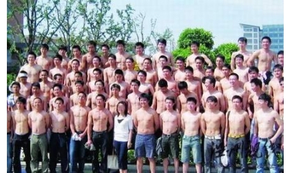 四川曝最牛毕业照片 美女被上百块胸肌包围