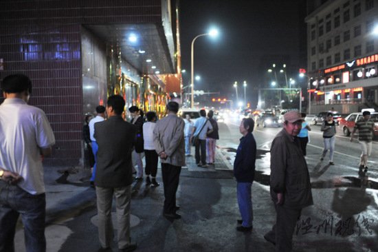 组图:山西太原发生4.6级地震市民走上街头