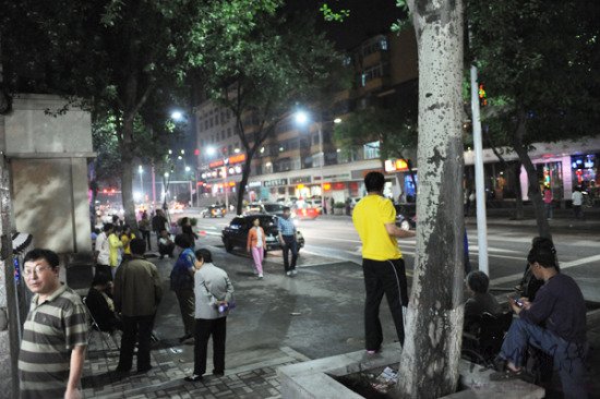 组图:山西太原发生4.6级地震市民走上街头