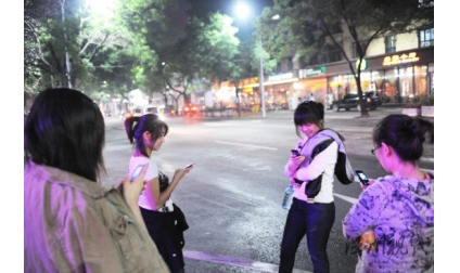 山西太原发生4.6级地震 市民走上街头