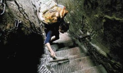 华山独臂挑夫3000余次登顶养家 拒绝乞讨