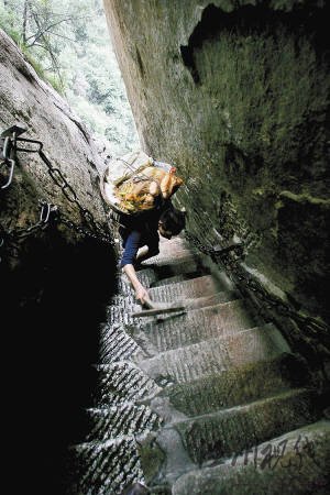 华山第一险道&ldquo;千尺幢&rdquo;与地面几乎呈80度，何天武背着60多斤的菜，一只手还要拿着拐杖，只能艰难爬行。