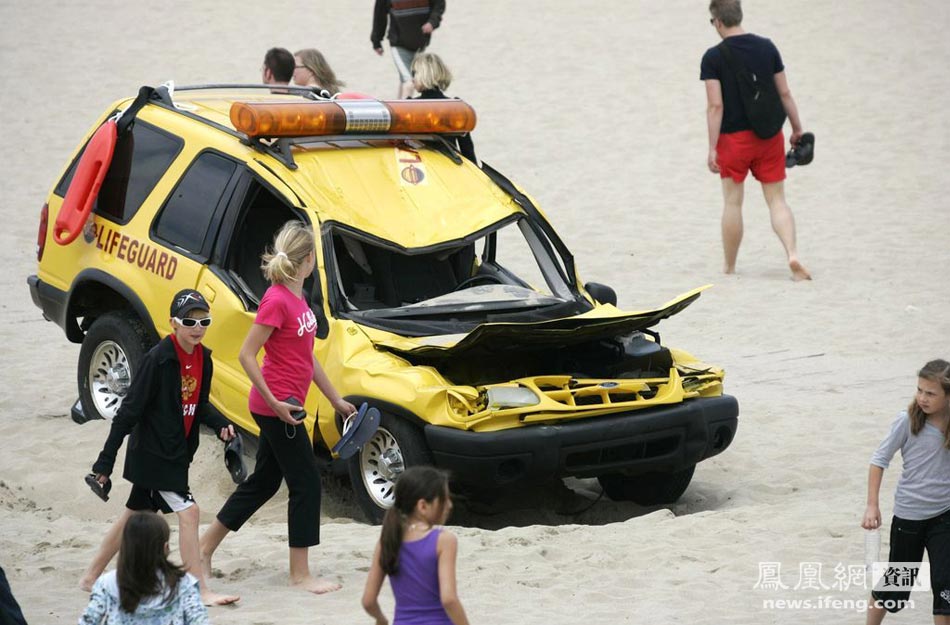 加州海滩惊现“金刚”脚印　更像好莱坞大片特效