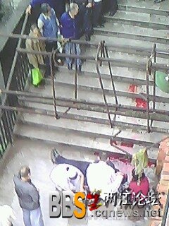 重庆涪陵一父亲送孩子高考 归途中被砸死(组图)