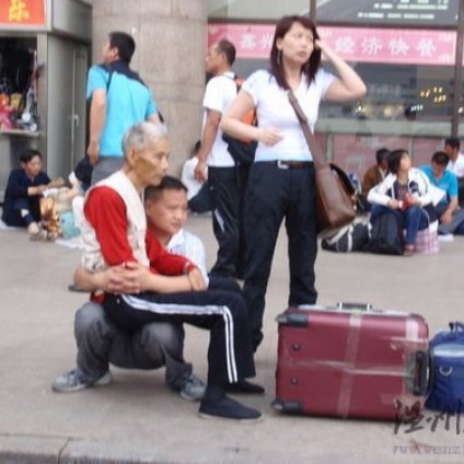 男子半蹲为老人当凳子感动网友