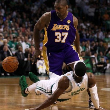 阿泰斯特带给湖人的贡献 伴随他诡异的发挥