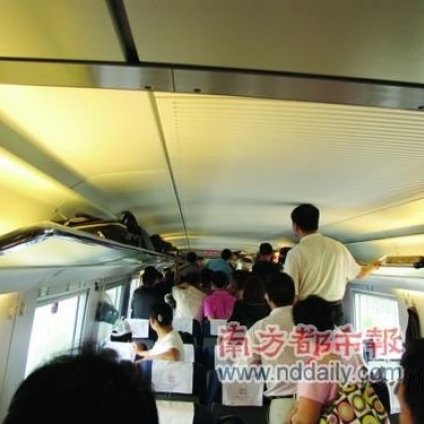 武广高铁车载计算机通讯故障3小时 受困乘客砸窗泼