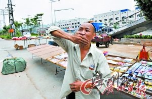  目击者绘声绘色地描述事发经过