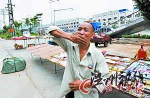 貌美女子当街被面包车掳走 丈夫欲救未成功