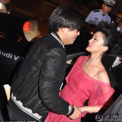 周迅被老板熊抱拉手不放 面露尴尬急欲挣脱