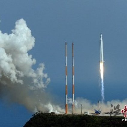 韩国首枚运载火箭“罗老”号发射升空后爆炸坠毁