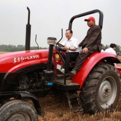 温家宝在河南考察 驾驶拖拉机在麦地耕种
