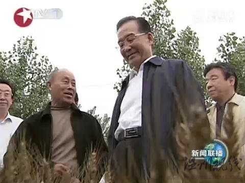 视频:温家宝在河南考察 亲自驾驶拖拉机耕种