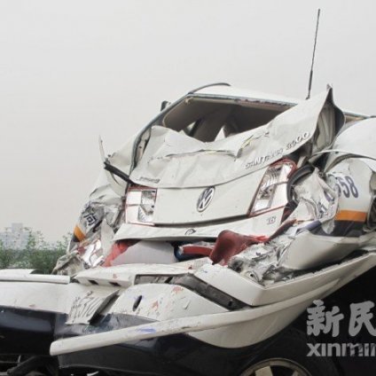 上海世博旅游大巴与警车相撞 警车被撞得面目全非