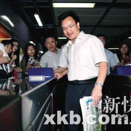 广州市长“绿色出行日”乘坐地铁上班 没有座位站一