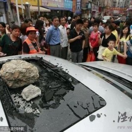 江西南昌原配路遇老公小三同行 怒砸百万奔驰