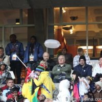 世界杯赛场滑稽一幕 球迷将避孕套吹成气球传递