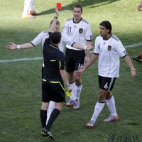 德国争议判罚惊动整个世界 疯狂主裁暴力掏牌17场西