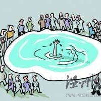 数人围观跳河女子水中挣扎溺亡 仅一人试图营救