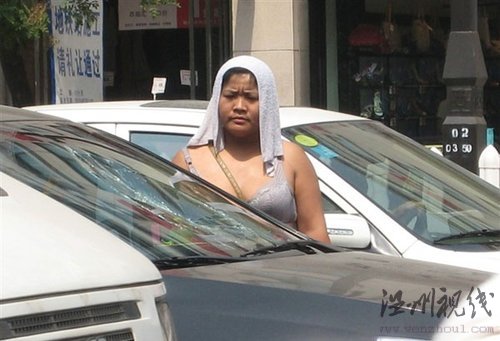 西安现&ldquo;最牛马路收费员&rdquo; 竟只穿一件胸衣