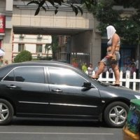 西安现“最牛马路收费员” 只穿胸衣工作