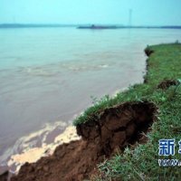 江西抚河决口约400余米 威胁下游逾14万人安全