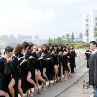 名校女大学生毕业照集体露大腿引热议