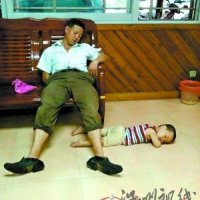 一对父子避雨时睡着时睡着照片引部分网友关注