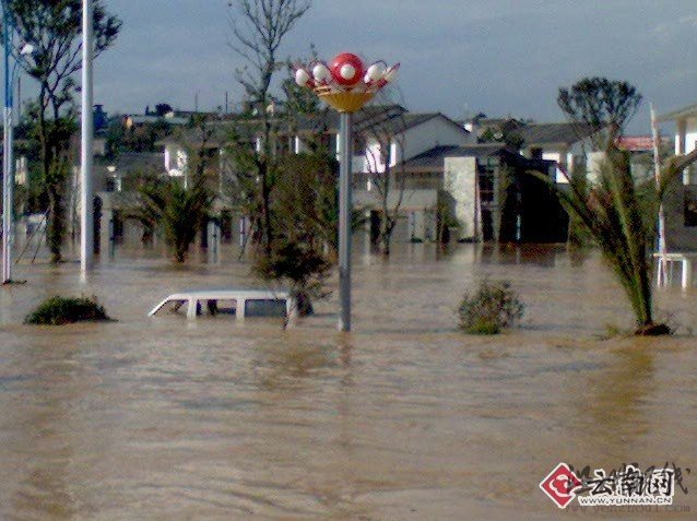 快讯:云南网记者赶到马龙县 被困城边无法进入(组图)