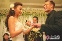 马雅舒婚礼激吻老外 新郎痛哭