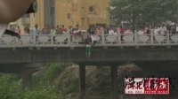 年轻女子见男网友被拒欲跳桥自杀