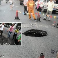 温州市区过境公路突现“天坑” 坑口1米、深1米多