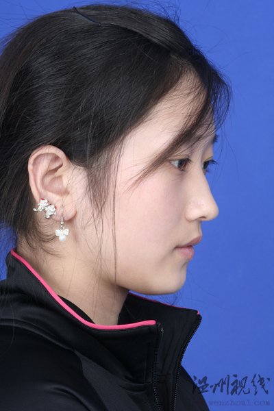 投稿人写着白应菲,后经过事件当事人确认这照片的女孩名叫孙静