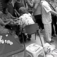 老人打麻将倒地身亡 邻桌视而不见