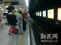 上海一名乘客疑因包被夹住遭拖下地铁身亡