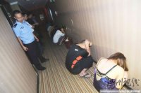 广西南宁整治6家涉黄场所 嫖客自抽耳光