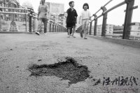 恐怖：郑州新竣工天桥露面高跟鞋一踩就烂