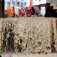 云南巧家县山洪爆发冲毁街道 已致19死