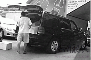 &ldquo;林肯盒饭哥&rdquo;正在从林肯领航员上搬盒饭箱