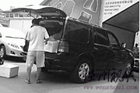 男子开百万林肯卖盒饭走红 被称“林肯盒饭哥”