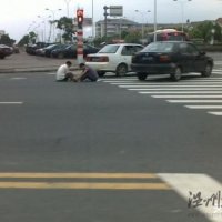 宁波两辆轿车相撞 淡定的车主下棋等交警
