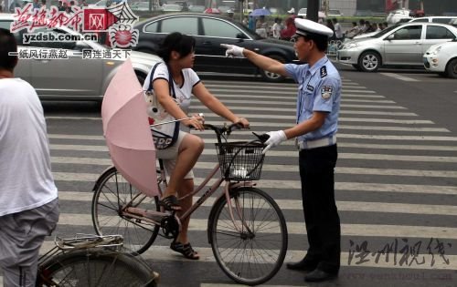 民警拦下闯红灯者