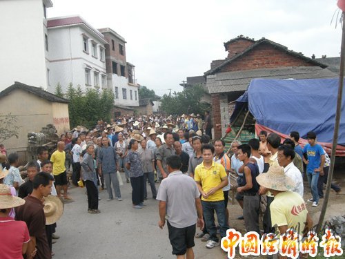 福星村村民每天都以这种方式与垃圾场建设进行&rdquo;抗争&ldquo;