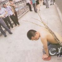 男子街头跪拜“负荆请罪” 请失踪老婆回家